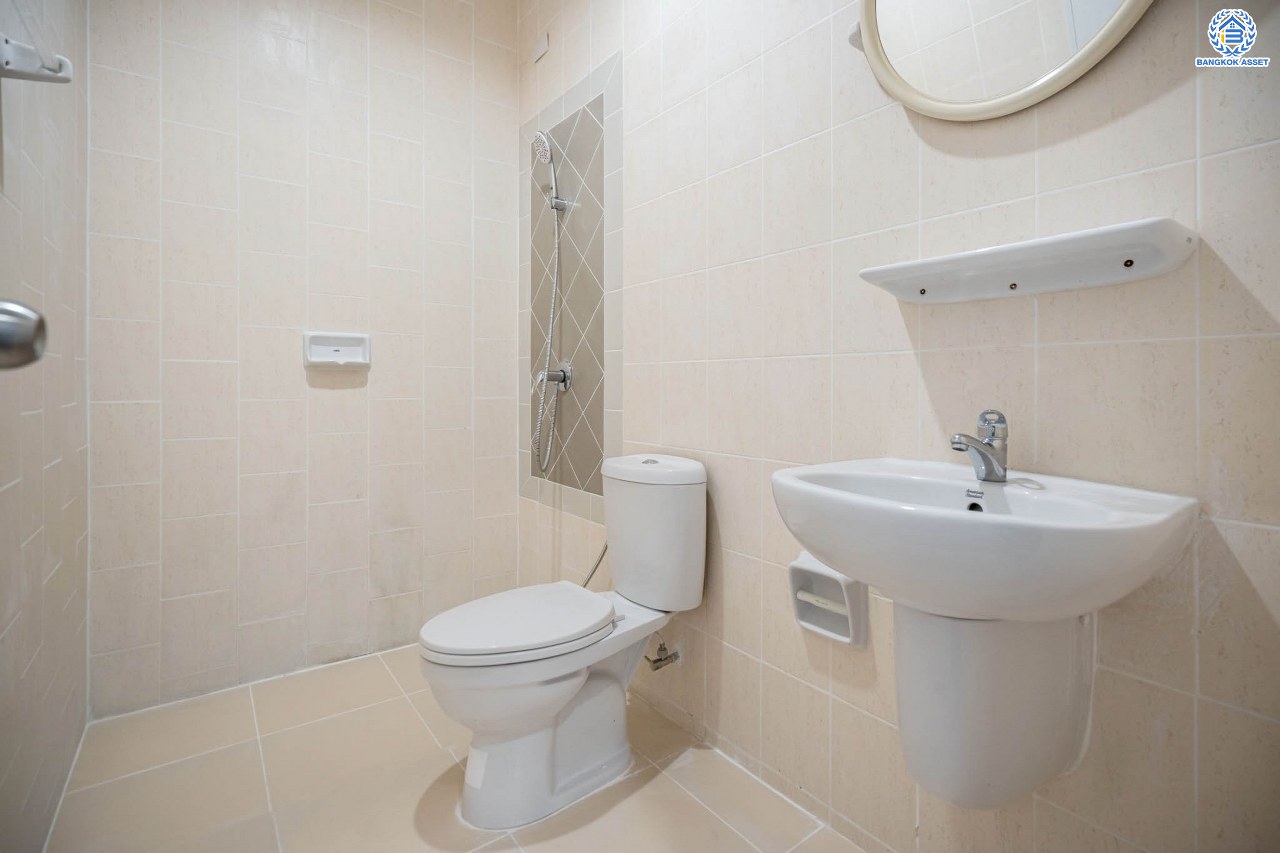 บ้านมือสองตกแต่งใหม่ ทาวน์โฮม 3 ชั้น โครงการ ปริญลักษณ์ เพชรเกษม69 พร้อมวิวสวนหน้าบ้าน บนเนื้อที่ 17.5 ตร.ว. ฟังก์ชัน 4 ห้องนอน 3 ห้องน้ำ จอดรถได้ 1 คัน รองรับทุกกิจกรรม บนทำเลเชื่อมต่อหลายเส้นทาง ใกล้จุดขึ้นทางด่วน "เพชรเกษม" และรถไฟฟ้าสายสีน้ำเงิน "สถานีหลักสอง"